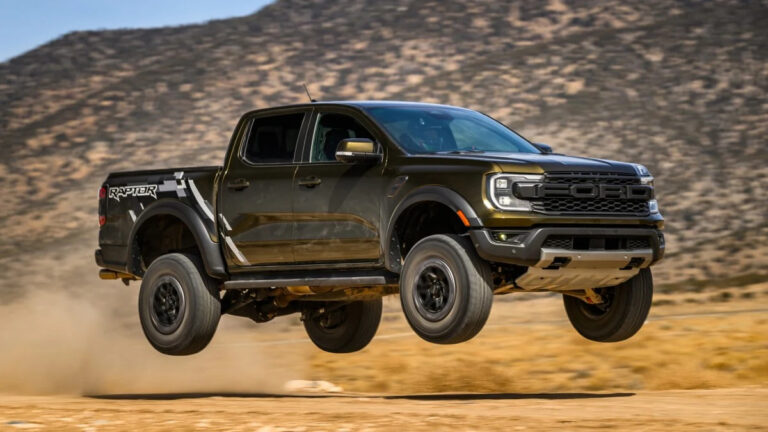 2024 Ford Ranger Raptor jump