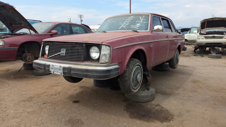 99 1976 Volvo 244 in Colorado junkyard photo by Murilee Martin