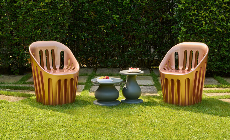Coliseum Chair Alvaro Uribe 1