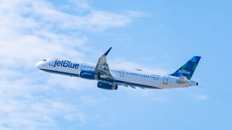 107240779 1684062434996 gettyimages 1242219288 220730b6 lax planes b gr 003