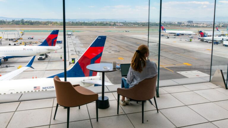 108075830 1734108770024 gettyimages 1242900935 220902b7 delta lax gvs b gr 01