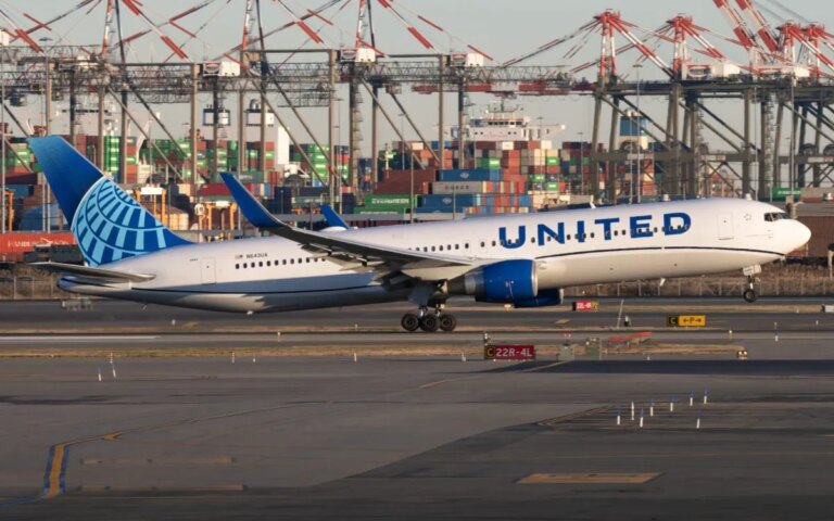 N643UA United Airlines Boeing 767 322ER 2 scaled e1741360694507