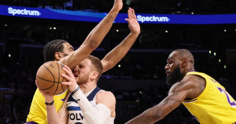 urlhttps3A2F2Fcalifornia times brightspot.s3.amazonaws.com2Ff62Fa22F38051f634813baa8364db8a447e62F1502912 sp 0422 lakers twolves gm2 rcg 2416